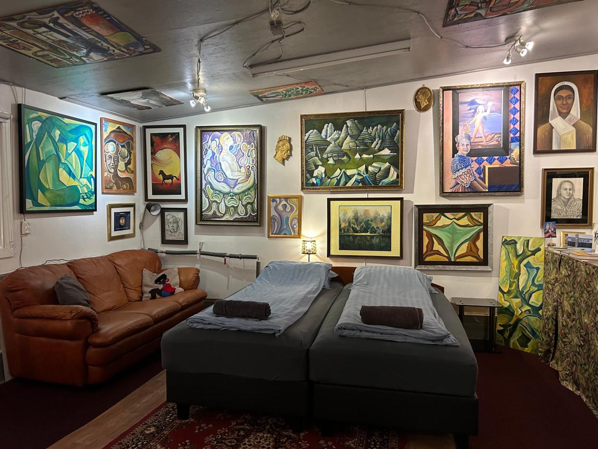 Brimarsbru Sleep Inn-Art Gallery Njarthvik Dış mekan fotoğraf